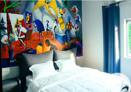 中方对于酒店的墙体彩绘而言更注重哪些方面？